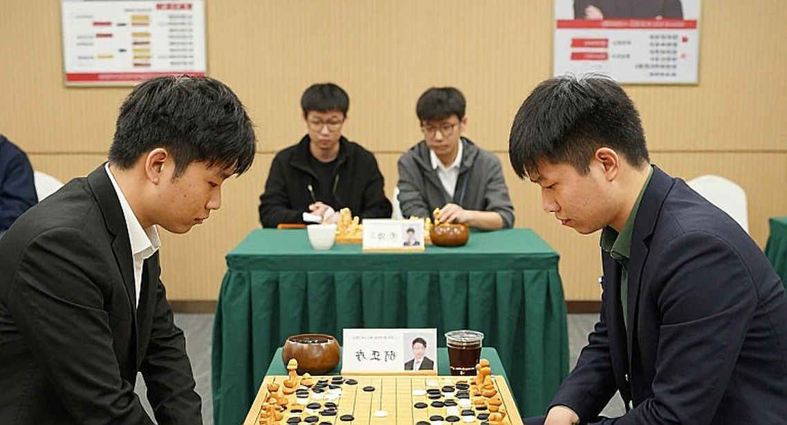 Carlsen tái xuất, Gukesh vắng mặt: Giải Cờ Vua Toàn Cầu 2026 đối mặt bài toán lịch thi đấu phi lý