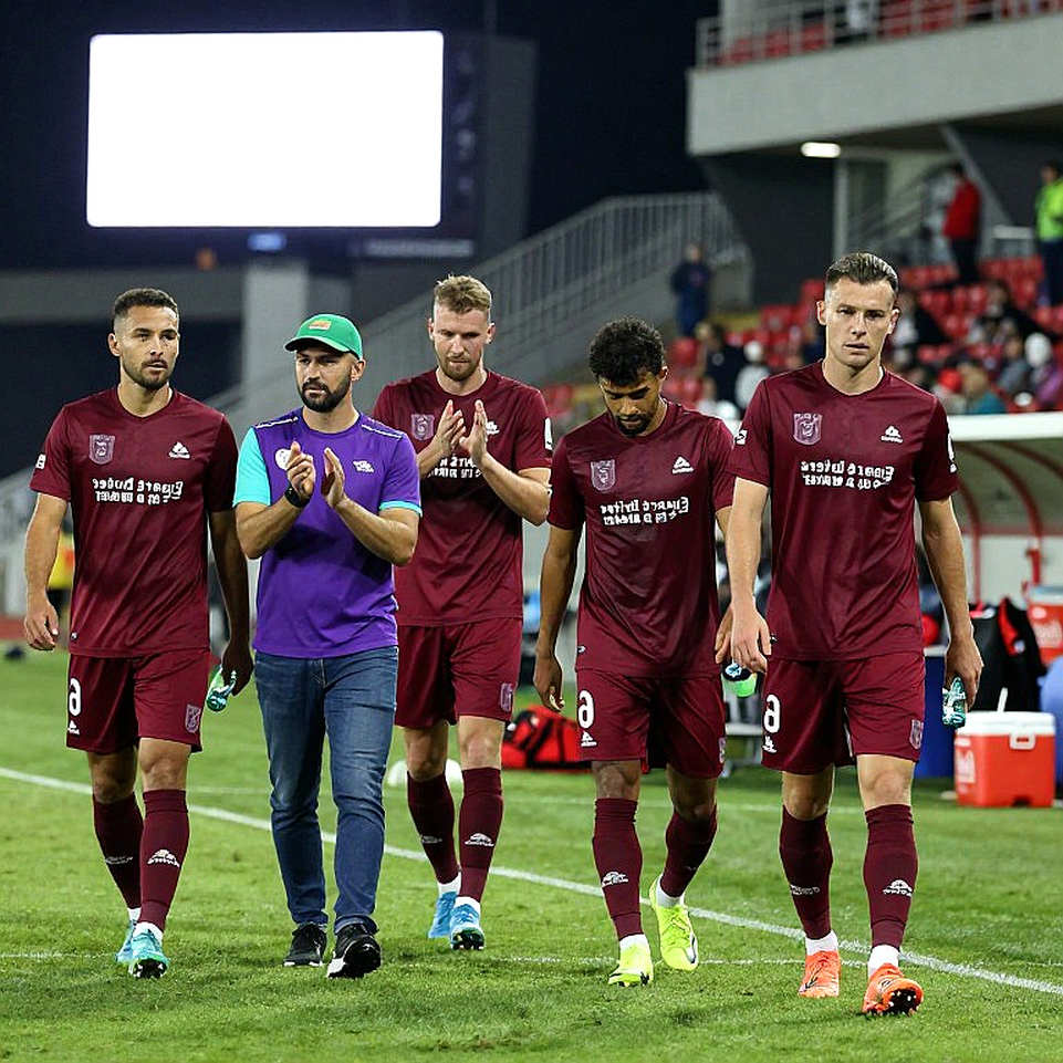 Fenerbahçe đăng ảnh khán đài khách trước derby Galatasaray: tín hiệu truyền thông, không phải dữ liệu chiến thuật