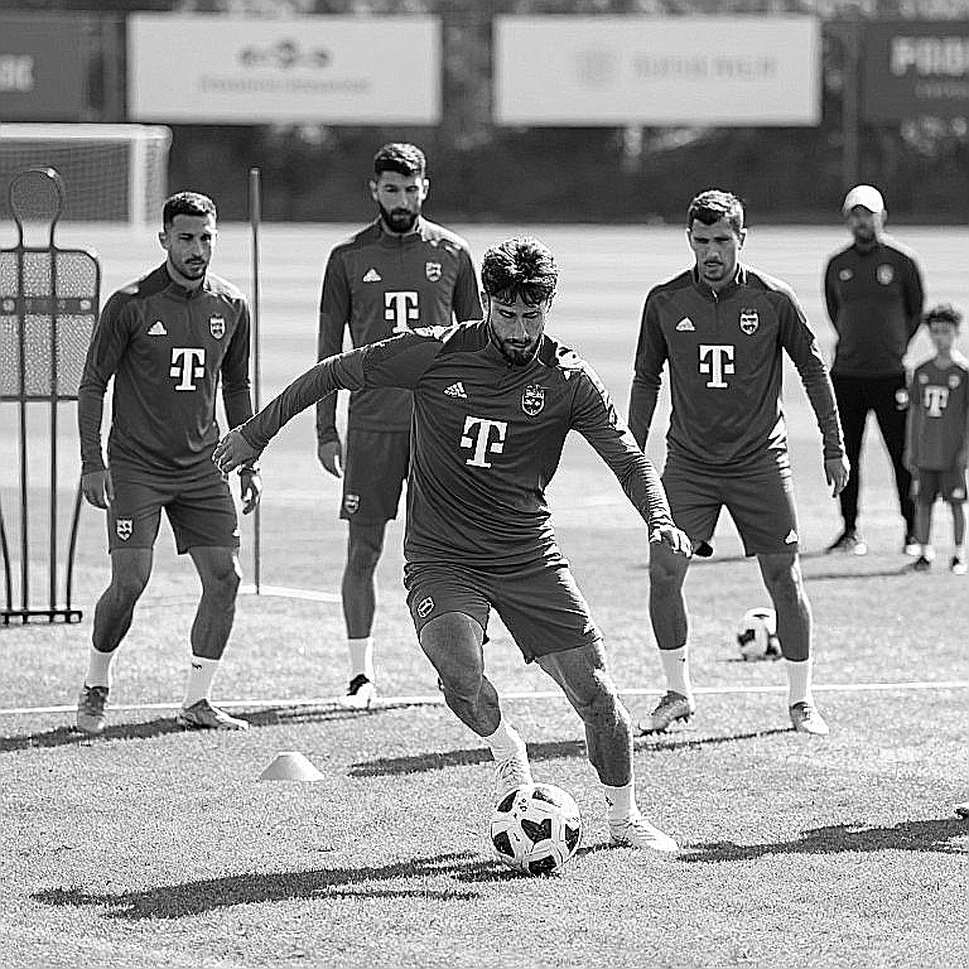 Bóng đá Việt Nam vừa nâng cúp bằng bản năng — nhưng V.League vẫn đang đá bóng như thập niên 2026
