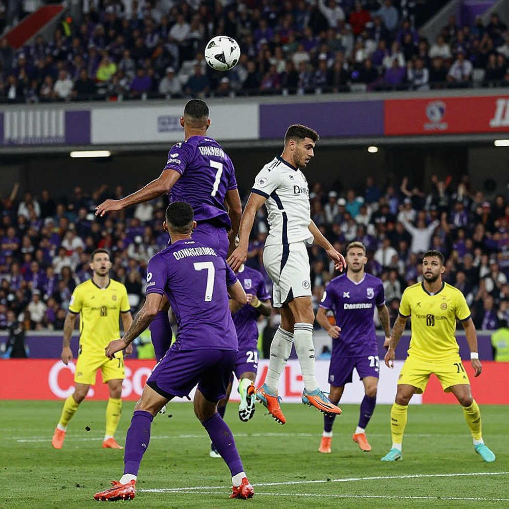 Vietnam Just Lifted the ASEAN Cup on Instinct — V.League Is Still Playing 1990s Football Without Data