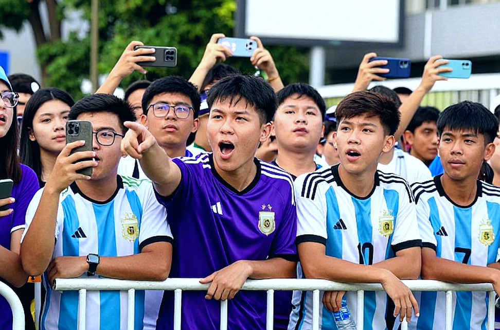 Diego Forlan's Uruguay Debut: Two Stoppage-Time Goals in Miyagi and What the 3-1 Scoreline Doesn't Say Diego Forlan's Uruguay Debut: Two Stoppage-Time Goals in Miyagi and What the 3-1 Scoreline Doesn't Say